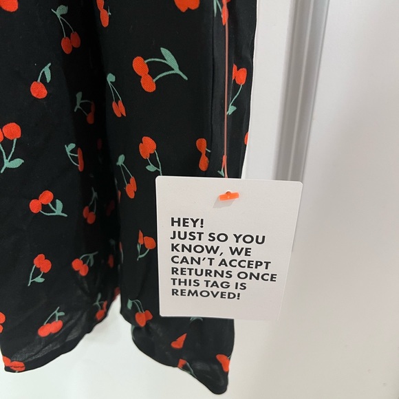 ASOS DESIGN Curve cupped button through midi tea dress in cherry print - Picture 5 of 8